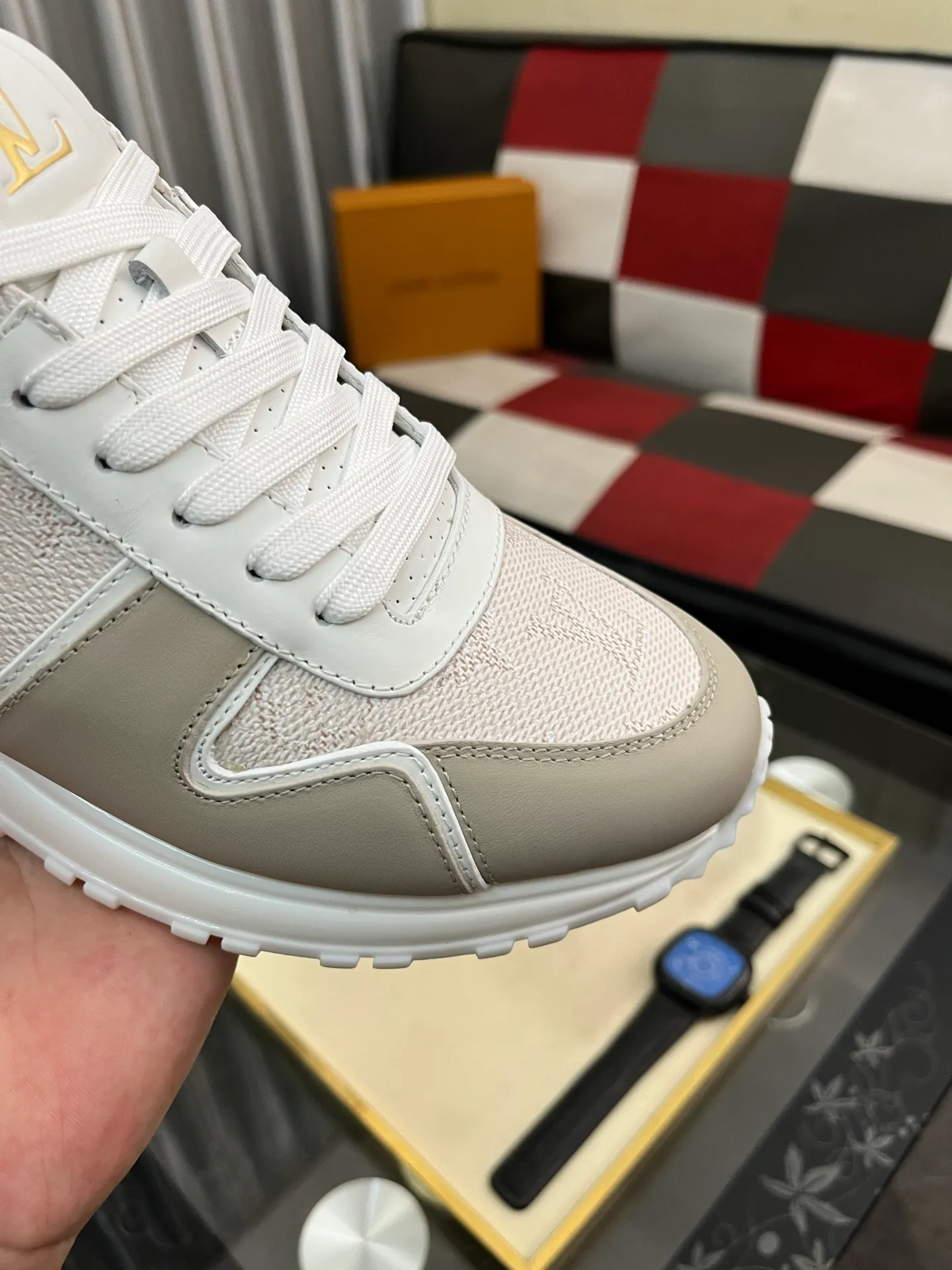 Men's men's shoes 💰760⌚️⌚️Breaking hot 🆕🆕🆕𝙇𝙑 Top version: LV TARINE Louis Vuitton Donkey Brand L Home Casual Sports Shoes Skateboard Shoes Original Purchase Development Production This LV Trainer sneaker draws inspiration from retro basketball shoes, with a mixed technical material upper and handwritten Louis Vuitton logo on the side to highlight its eye-catching style. Rubber outsole with upgraded grip, exquisite packaging at the delivery counter 🛍📦 ▪️Fabrics: Original customized imported first-layer cowhide ▪️Inner lining: Original customized breathable mesh ▪️Outsole: Original molded TPU combination outsole ▪️Sole thickness: 3CM ▪️Size: Male 38-46 (customized at 45.46)